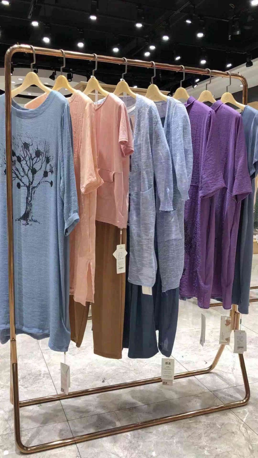 棉麻女装店铺名称休闲鸟女装北京天雅女装一楼服装