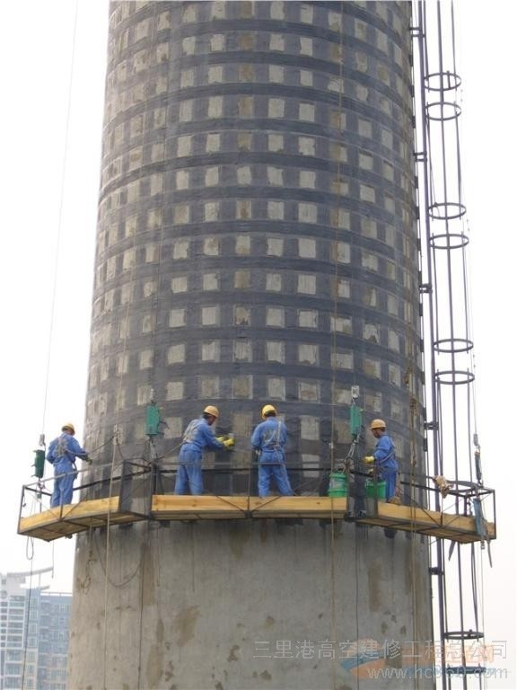 并将其敲开的混凝土用专工具通过垂直运输工具到地面.