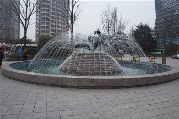 喷泉是由人工或天然泉池建造,以喷出美丽的水姿,供人们欣赏的水景.